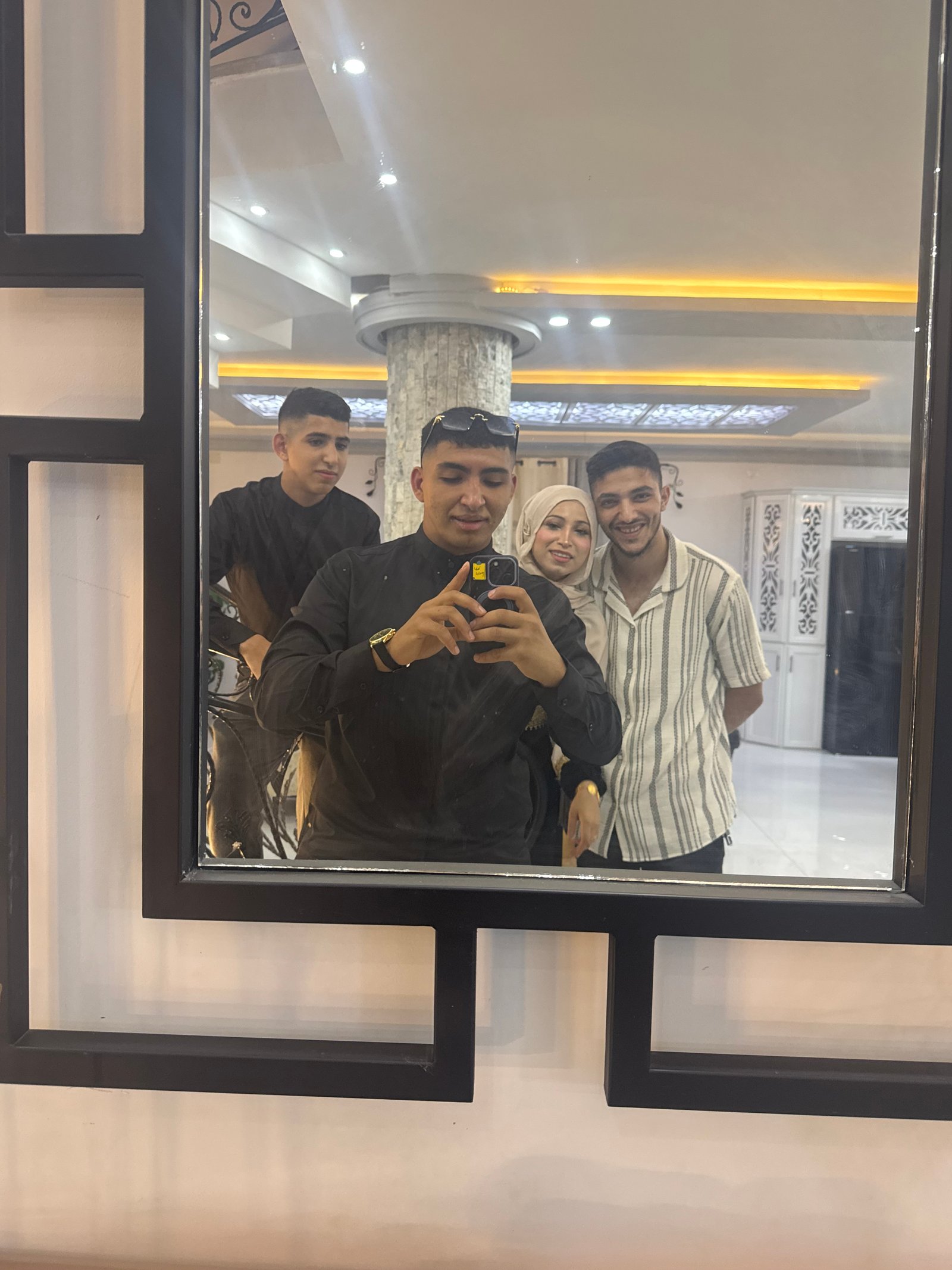 صوره مع العائله
