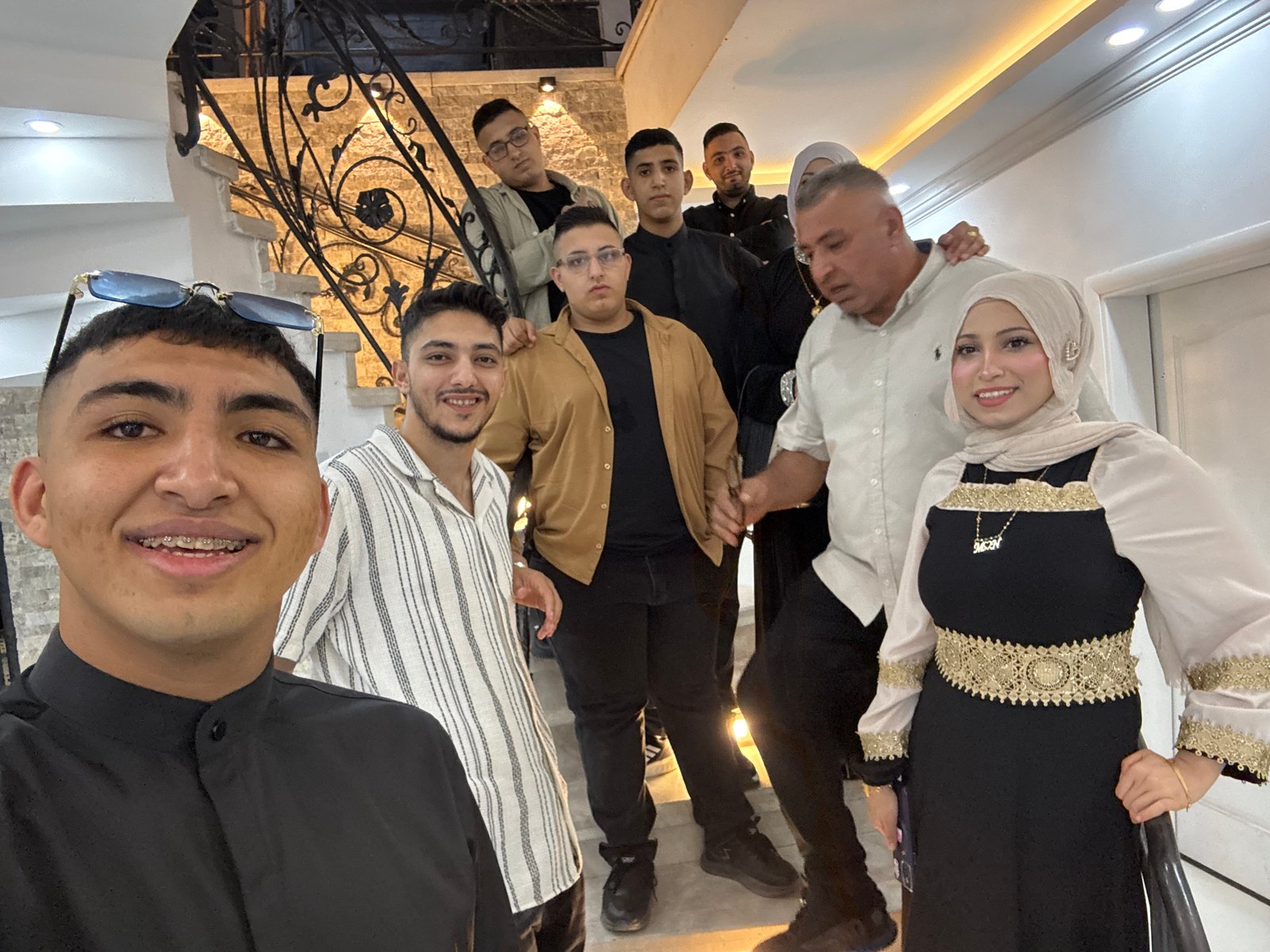 صوره مع العائله